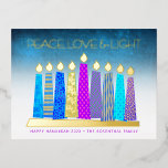 Carte Postale De Vacances En Aluminium Hanoukka bougies Paix Amour Turquoise Véritable Or<br><div class="desc">"Paix, amour et lumière." Une illustration ludique, moderne et artistique de bougies motifs de saumons dans une menorah vous aide à inaugurer les vacances de Hanoukka. Des bougies bleues assorties de véritables motifs de feuille d'or colorés, de véritables flammes de feuille d'or et de menorah, recouvrent un dégradé turquoise en...</div>