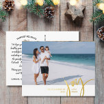 Carte Postale De Vacances En Aluminium Joy Love Peace Grande photo Lettre de Noël Blanc<br><div class="desc">Envoyez des voeux de vacances spéciales avec cette carte postale festive avec "JOY" dans une police de typographie dessinée à la main en papier or véritable - mise contre votre photo personnalisée et bordure blanche. Ajoutez facilement votre nom et le texte personnalisé à l'avant et votre propre salut de vacances...</div>