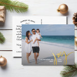 Carte Postale De Vacances En Aluminium Joy Love Peace Grande photo Lettre de Noël Or<br><div class="desc">Envoyez des voeux de vacances spéciales avec cette carte postale festive avec "JOY" dans une police de typographie dessinée à la main dans une véritable feuille d'or - mise contre votre photo personnalisée. Ajoutez facilement votre nom et le texte personnalisé à l'avant et votre propre salut de vacances dactylographié à...</div>
