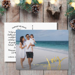 Carte Postale De Vacances En Aluminium Joy Love Peace Grande photo Lettre de Noël Or<br><div class="desc">Envoyez des voeux de vacances spéciales avec cette carte postale festive avec "JOY" dans une police de typographie dessinée à la main dans une véritable feuille d'or - mise contre votre photo personnalisée. Ajoutez facilement votre nom et le texte personnalisé à l'avant et votre propre salut de vacances dactylographié à...</div>