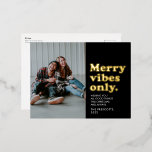 Carte Postale De Vacances En Aluminium Joyeuses vitres seulement rétro or noir Noël<br><div class="desc">Joyeuses vibes seulement cette saison des fêtes ! Envoyez une carte de vacances amusante de style rétro avec ce design photo unique. Le type de retour en arrière dit "joyeuses vibes seulement" en feuille d'or contre un arrière - plan noir chic et il a également de la place pour un...</div>