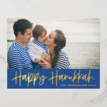 Carte Postale De Vacances En Aluminium LETTRE Moderne Bleu Joyeux Hanoukka Photo<br><div class="desc">Heureux Hanoukka ! Envoyez vos souhaits à votre famille et à vos amis avec cette carte postale Hanoukka personnalisable en feuille d'or. Il dispose de calligraphie moderne. Personnalisez en ajoutant des noms et une photo. Cette feuille d'or Carte de script Happy Hanoukka est disponible dans d'autres cartons.</div>
