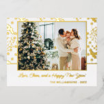 Carte Postale De Vacances En Aluminium Motif de flocons de neige Feuilles Holly en or per<br><div class="desc">Unique, classe, tendance, joli et décoratif Noël de Noël et Bonne Année Carte de voeux. Avec place pour customiser ou personnaliser avec une photo, nom de famille ou noms, et le texte de votre choix. De mignons flocons de neige dorés, des baies Holly et des feuilles, et des branches de...</div>