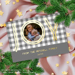 Carte Postale De Vacances En Aluminium Personnalisé Russe moderne Buffalo Lumberjack Or<br><div class="desc">Carte de voeux de Noël classique contemporaine avec motif tartan classique chic blanc et gris coloré traditionnel Buffalo Lumberjack plaid. Avec l'option et la place de customiser une photo personnelle de famille, le nom et la date d'année de votre choix sur le devant, et un message de bienvenue de saison...</div>