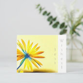 Carte postale de vœux avec fleur jaune (Debout devant)
