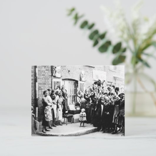 Carte Postale Décoration de jubilé dans l'East End (Debout devant)