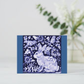 Carte Postale Dedham Blue Rabbit, Classic Blue & White Design (Debout devant)