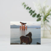 Carte Postale Deer et Big Red Gate à Miyajima au Japon (Debout devant)