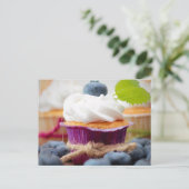 Carte Postale Delicious Blueberry Cupcake with Whipped Cream (Debout devant)