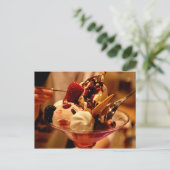 Carte postale "Delicious Ice Cream Sundae" (Debout devant)