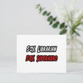 Carte Postale Demi-libraire moitié superhéros (Debout devant)
