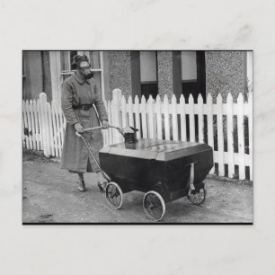 Carte Postale Déplaisant Gasmasque femme photo de guerre