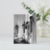 Carte postale Déplaisante vintage pour femmes (Debout devant)