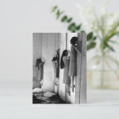 Carte postale Déplaisante vintage pour femmes (Debout devant)