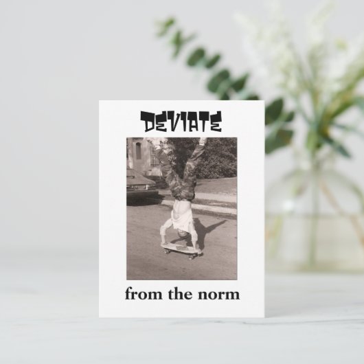 Carte Postale Déroger à la norme (Debout devant)