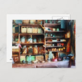Carte Postale Derrière le comptoir de l'épicerie générale (Devant / Derrière)
