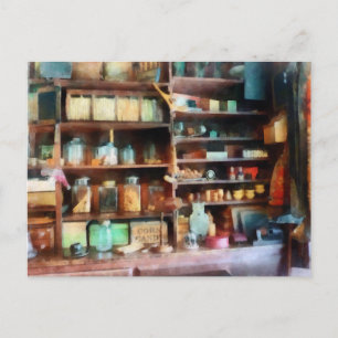 Carte Postale Derrière le comptoir de l'épicerie générale