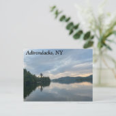 Carte postale des Adirondacks, NY avec un lac et d (Debout devant)
