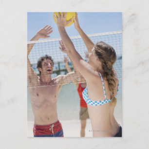 Carte Postale Des amis jouent au volley sur la plage