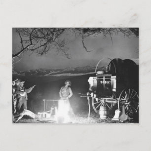 Carte Postale Des cowboys jouent et chantent autour d'un feu de