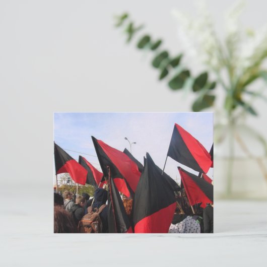 carte postale des drapeaux anarchistes (Debout devant)