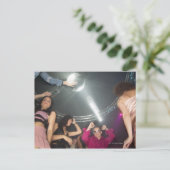 Carte Postale Des gens dansent dans un club (Debout devant)