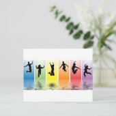 Carte Postale des gens sautant dans l'eau (Debout devant)