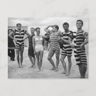 Carte Postale Des hommes vintages en maillot de bain avec une fe