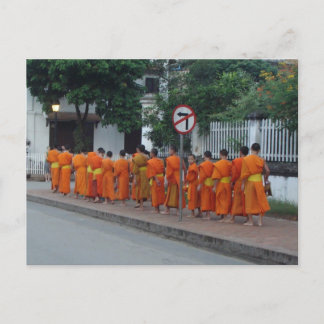 Carte Postale Des moines ramassent des aumônes à Luang Prabang,