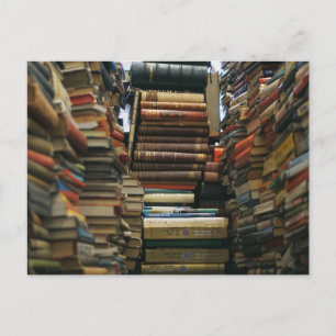Carte Postale Des piles de livres photo dans une librairie d'occ