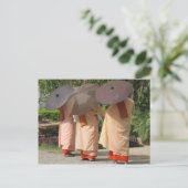 Carte Postale Des soeurs collectant des algues (Debout devant)