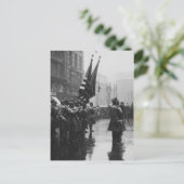 Carte Postale Des soldats "Buffalo" retournent des couleurs - 19 (Debout devant)