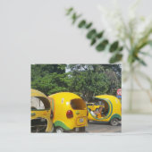 Carte Postale Des taxis de coco jaune vif de Cuba (Debout devant)