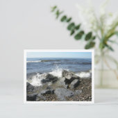 Carte Postale des vagues s'écrasent sur la côte (Debout devant)