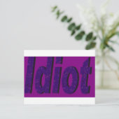 Carte Postale Design "Idiot" violet stylisé (Debout devant)