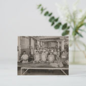 Carte Postale Désolé les filles, je suis l'homme saucisse - Vint (Debout devant)