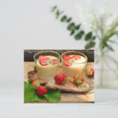CARTE POSTALE DESSERT À LA VANILLE ET À LA FRAISE POSTCROSSING (Debout devant)