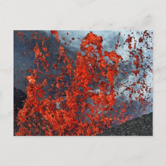 Carte Postale Dessin de lave chaude du cratère du volcan en érup (Devant)