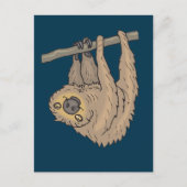 Carte Postale Dessin d'une Sloth pendue à l'envers (Devant)