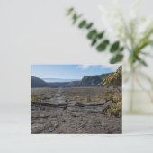 Carte Postale dessus lit de lave sèche du cratère kilauea iki (Debout devant)