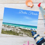 Carte Postale Destin Florida Coast Beach Umbrellas Photographie<br><div class="desc">Cette belle carte postale de plage de Destin Florida présente les jolies eaux bleues de l'océan de Sandestin le long de la côte. De jolis parapluies turquoises et bleus bordent le bord de mer en été devant l'herbe de la mer. Joli script blanc cursif pour ma ville balnéaire préférée sur...</div>