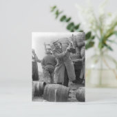 Carte Postale Détruire des fûts de bière, 1924 (Debout devant)