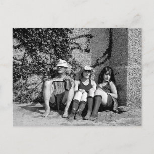 Carte Postale Deux belles filles et un vieil homme grincheux