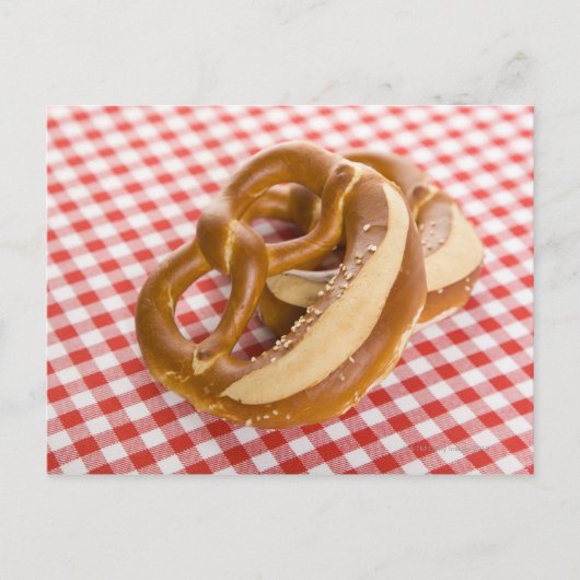 Carte Postale Deux bretzel sur à damiers nappe (Devant)