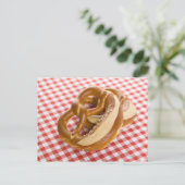 Carte Postale Deux bretzel sur à damiers nappe (Debout devant)