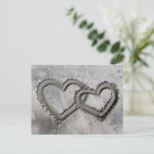 Carte Postale Deux coeurs dans le sable (Debout devant)