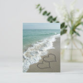 Carte Postale Deux cœurs de sable sur la plage, Océan romantique (Debout devant)
