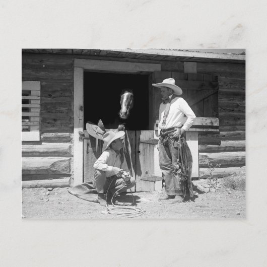 Carte Postale Deux cow-boys debout à côté d'une grange avec un c (Devant)