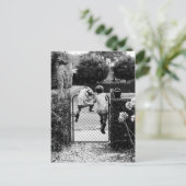 Carte Postale Deux enfants's échappent (Debout devant)
