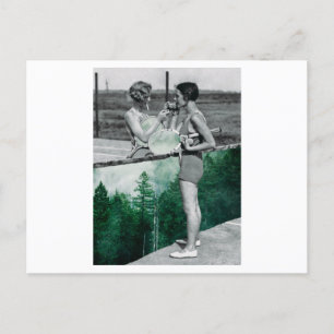 Carte Postale Deux femmes jouant au tennis et fumant. Collage Ar